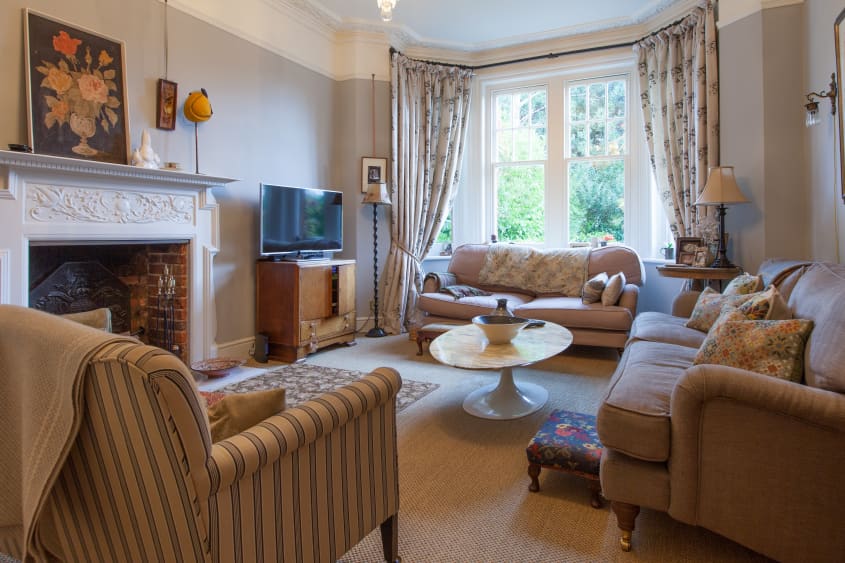 House Tour A Traditional English Victorian Apartment Apartment Therapy